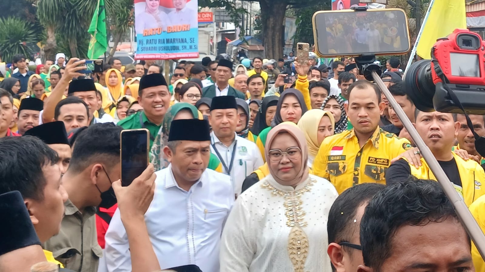 Ratusan Simpatisan Iringi Ratu-Ria Subadri Daftar ke KPU Kota Serang 