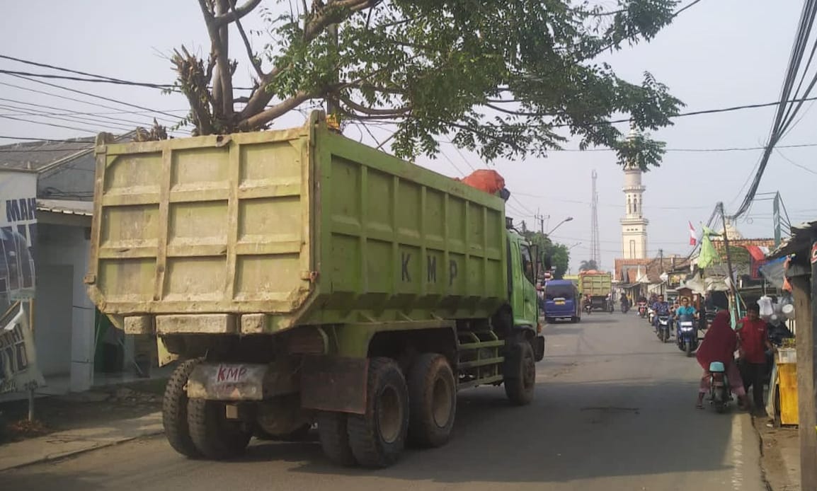 Jajaran Polres Metro Tangerang Kota Soroti Truk Tanah yang Melintas di Luar Jam Operasional