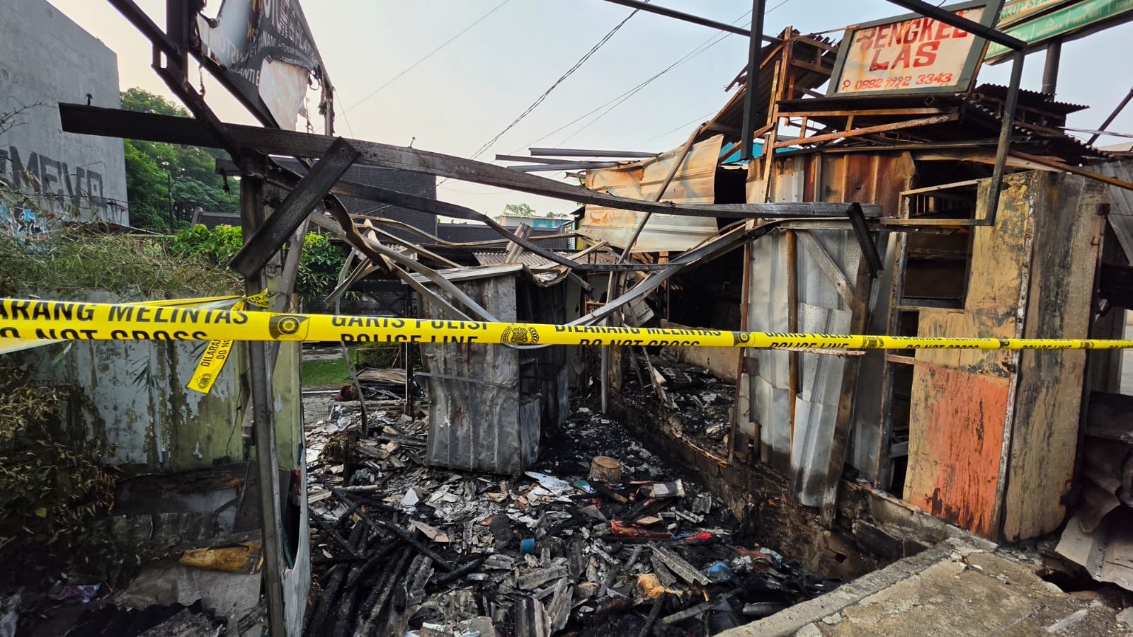 Bengkel Jok Motor di Ciputat Ludes Terbakar
