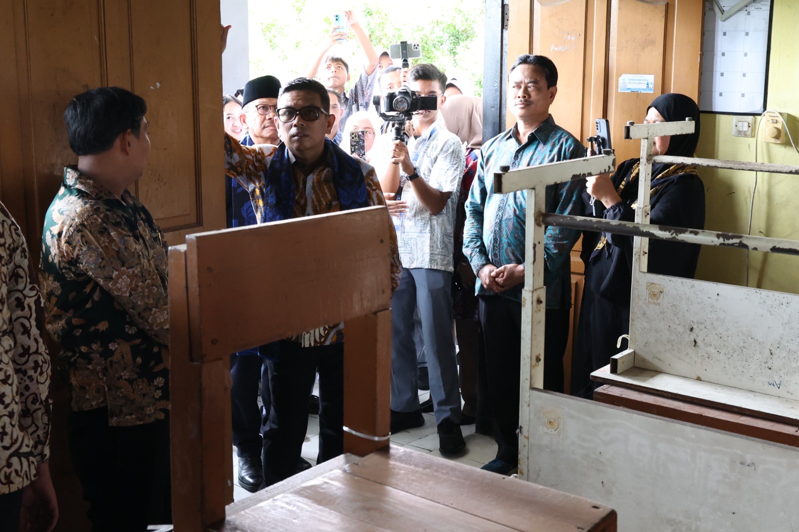 Bangunan SMAN 15 Miring, KBM Tetap Berjalan, Gubernur Banten Realisasikan Perbaikan