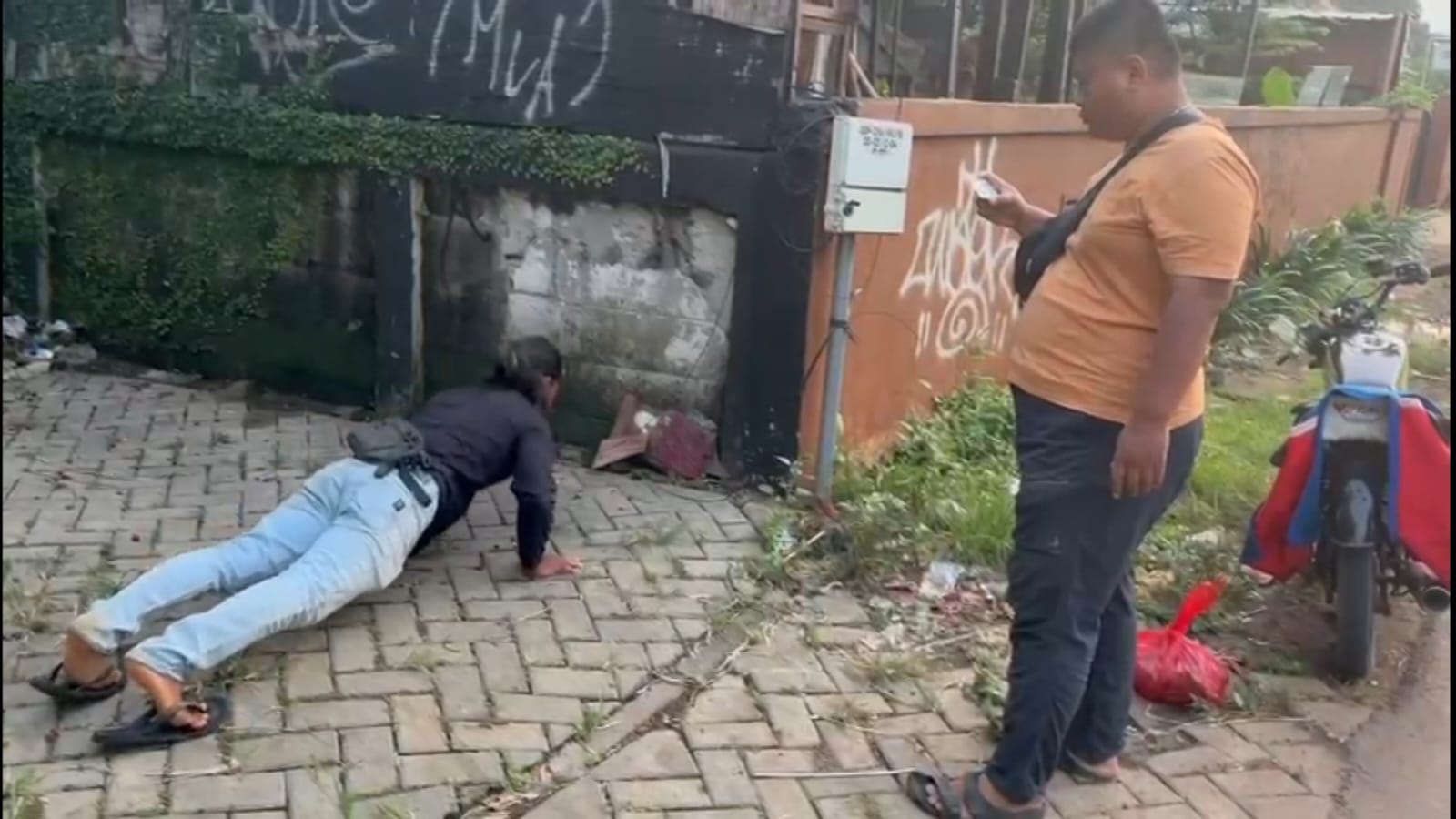 Buang Sampah Sembarang, Dihukum Push Up