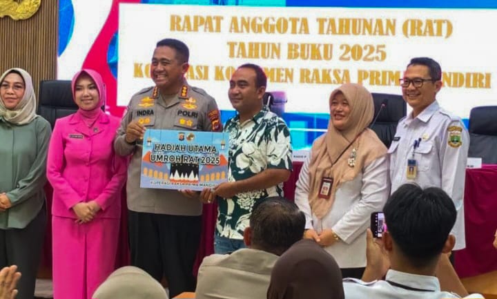 Anggota Polsek Rajeg Dapat Hadiah Umroh