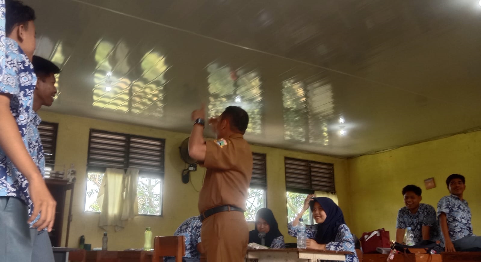 SMA 14 Pakai Dana BOS Perbaiki Atap, Anggaran Perbaikan dari Pemprov Baru Dilakukan 2026