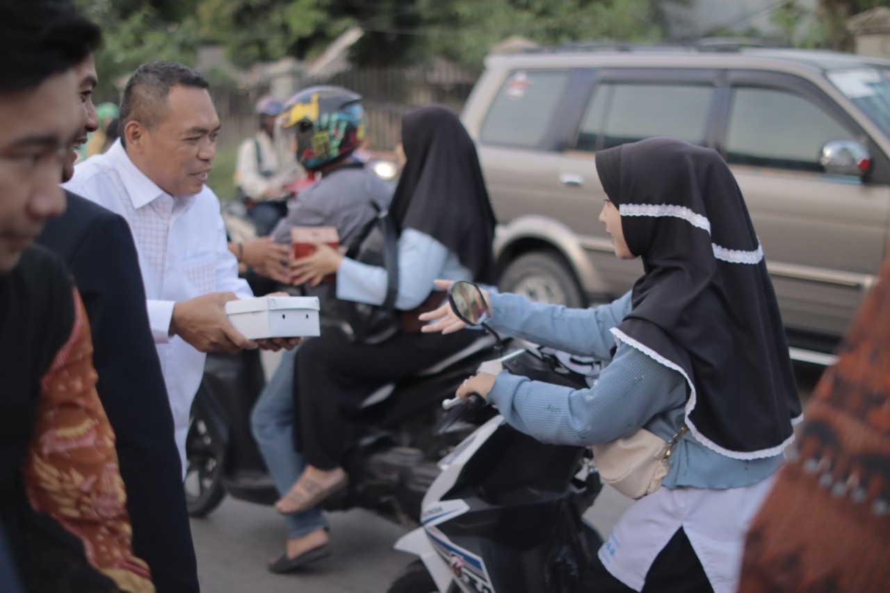 Ketua DPRD Kabupaten Tangerang Sumringah Saat Berbagi Takjil Bersama PWI dan PHRI