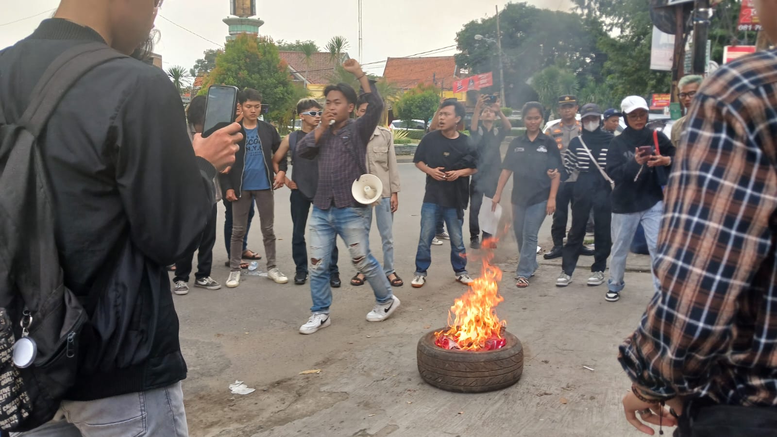 Tak Ditemui Anggota KPU Soal 20 C Hasil yang Hilang, Massa Aksi Bakar Ban Didepan Kantor KPU Kota Serang 