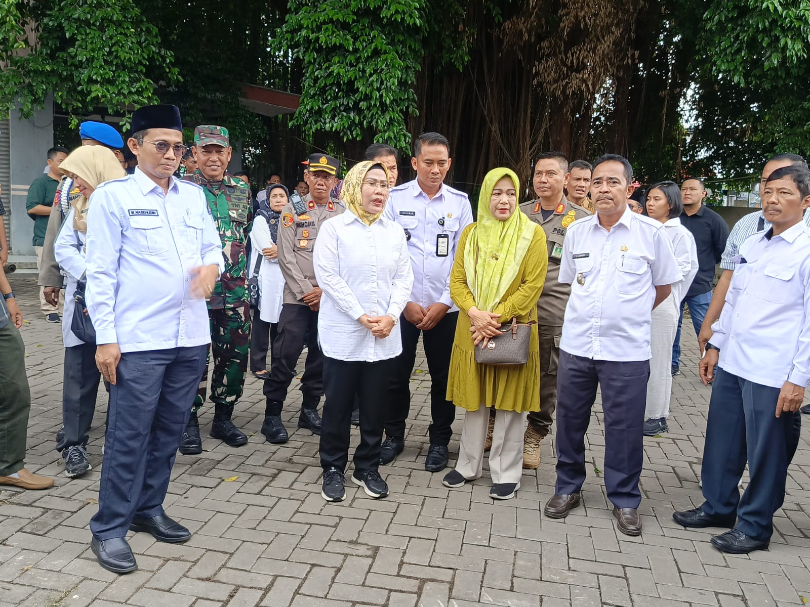 Datangi Tiga Lokasi TPS, Bupati Tatu Harapkan Partisipasi Pemilih Tidak Kurang Dari 80 Persen