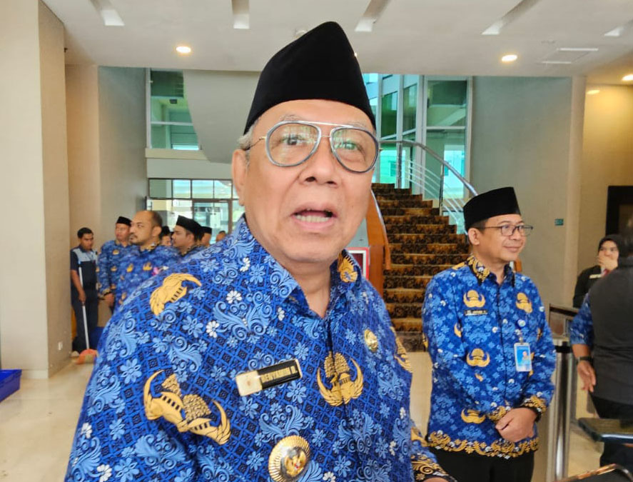 Ben Perintahkan Satpol Bersihkan Spanduk Ilegal