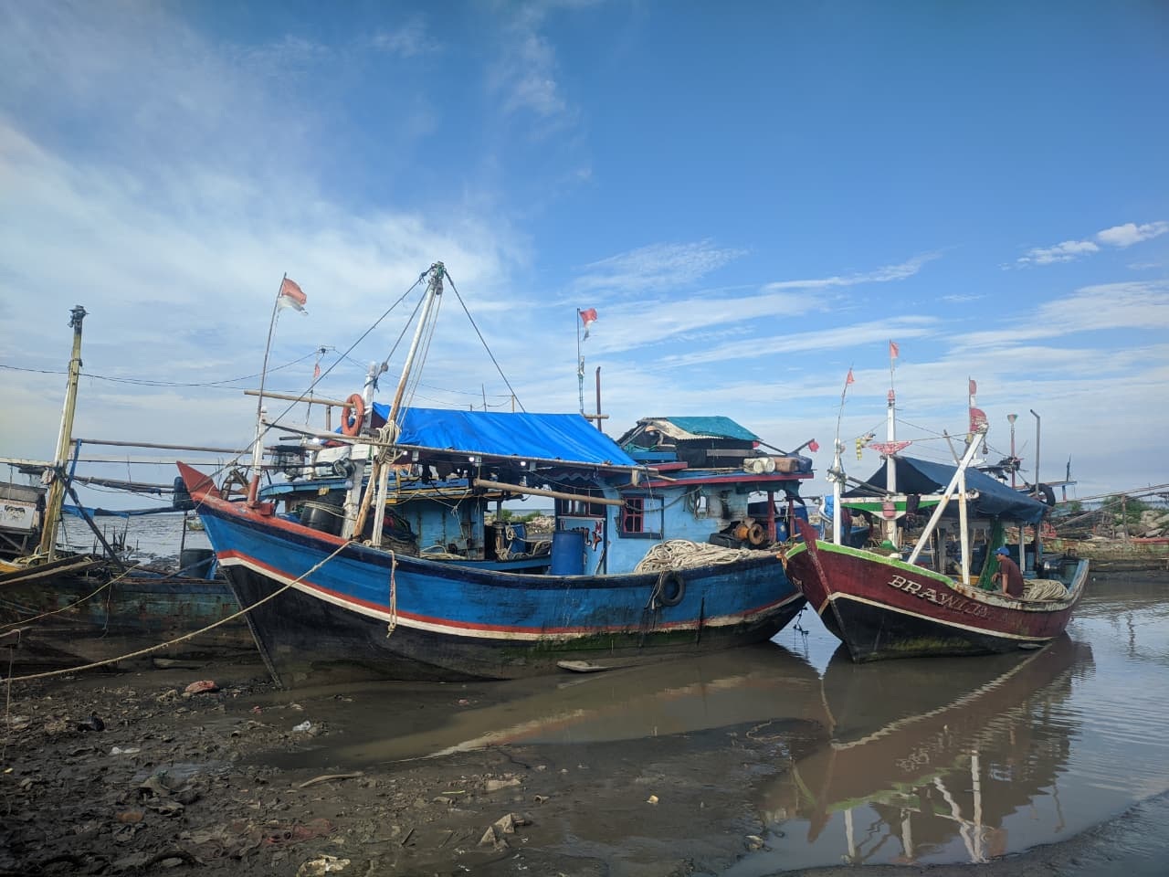 Dermaga Cituis Penuh Sampah dan Lumpur