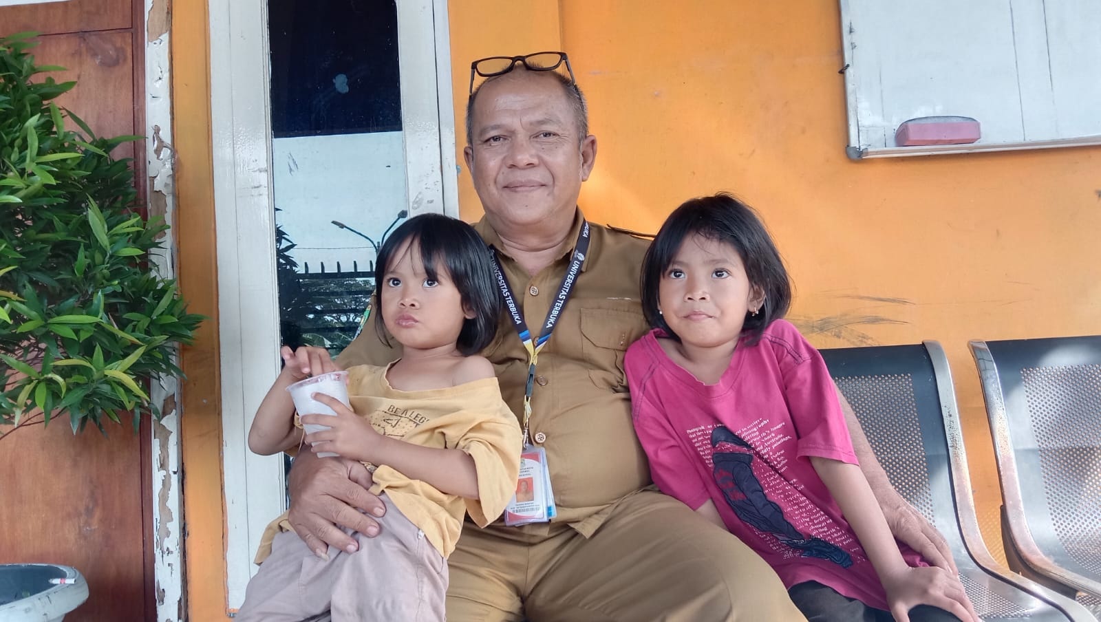 Dua Bocah Asal Bitung Ditelantarkan Ibunya