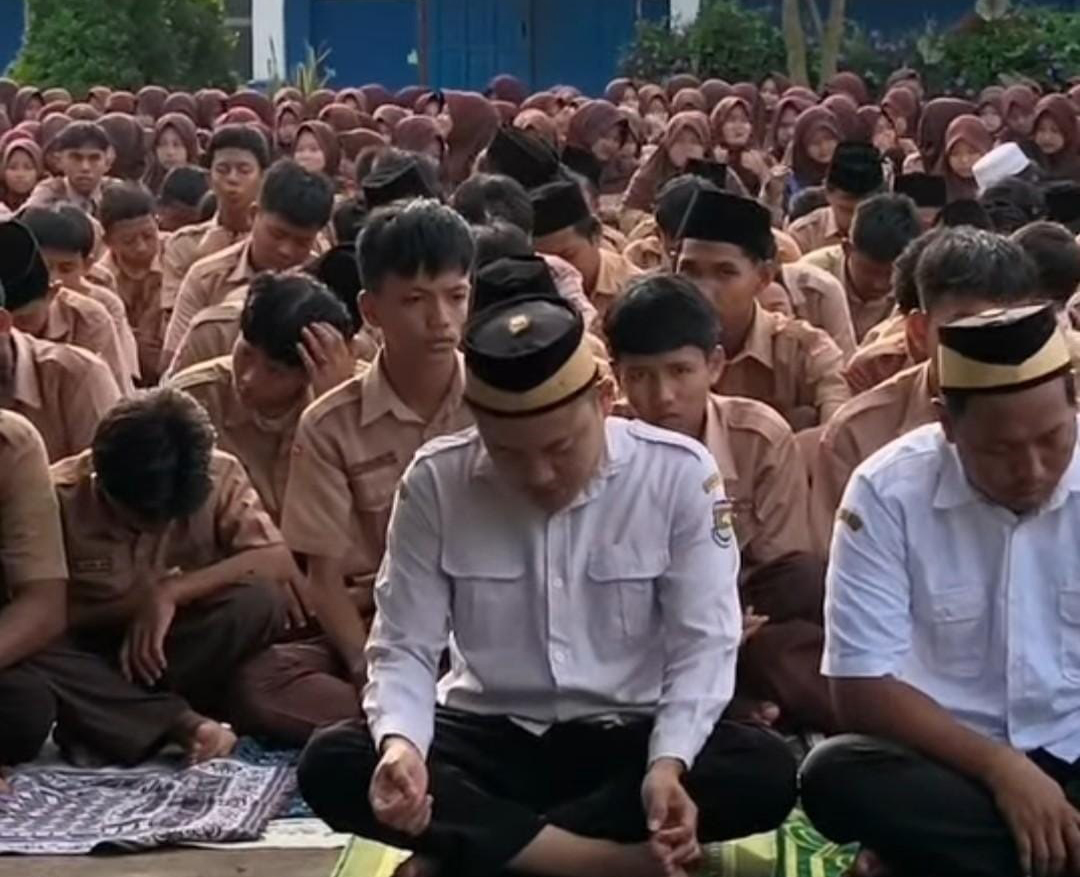 SMPN 1 Sukadiri Biasakan Zikir Bersama Usai Salat Duha