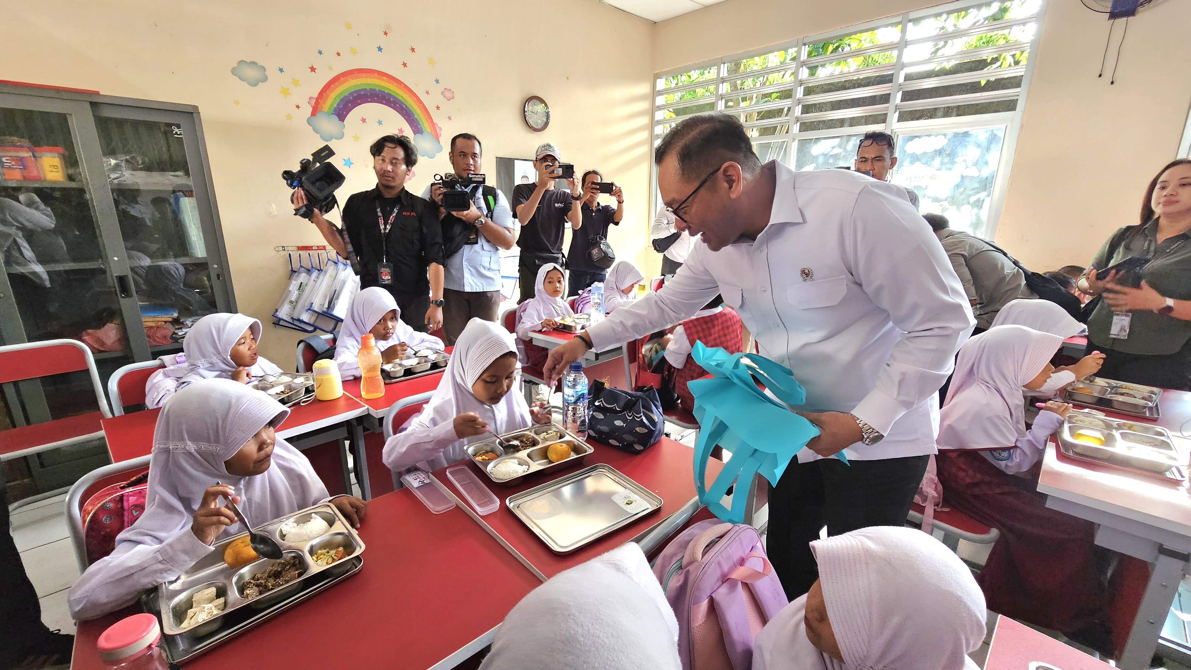 Wamen Todotua Pasaribu Kunjungi Program MBG di SDN Lengkong Gudang