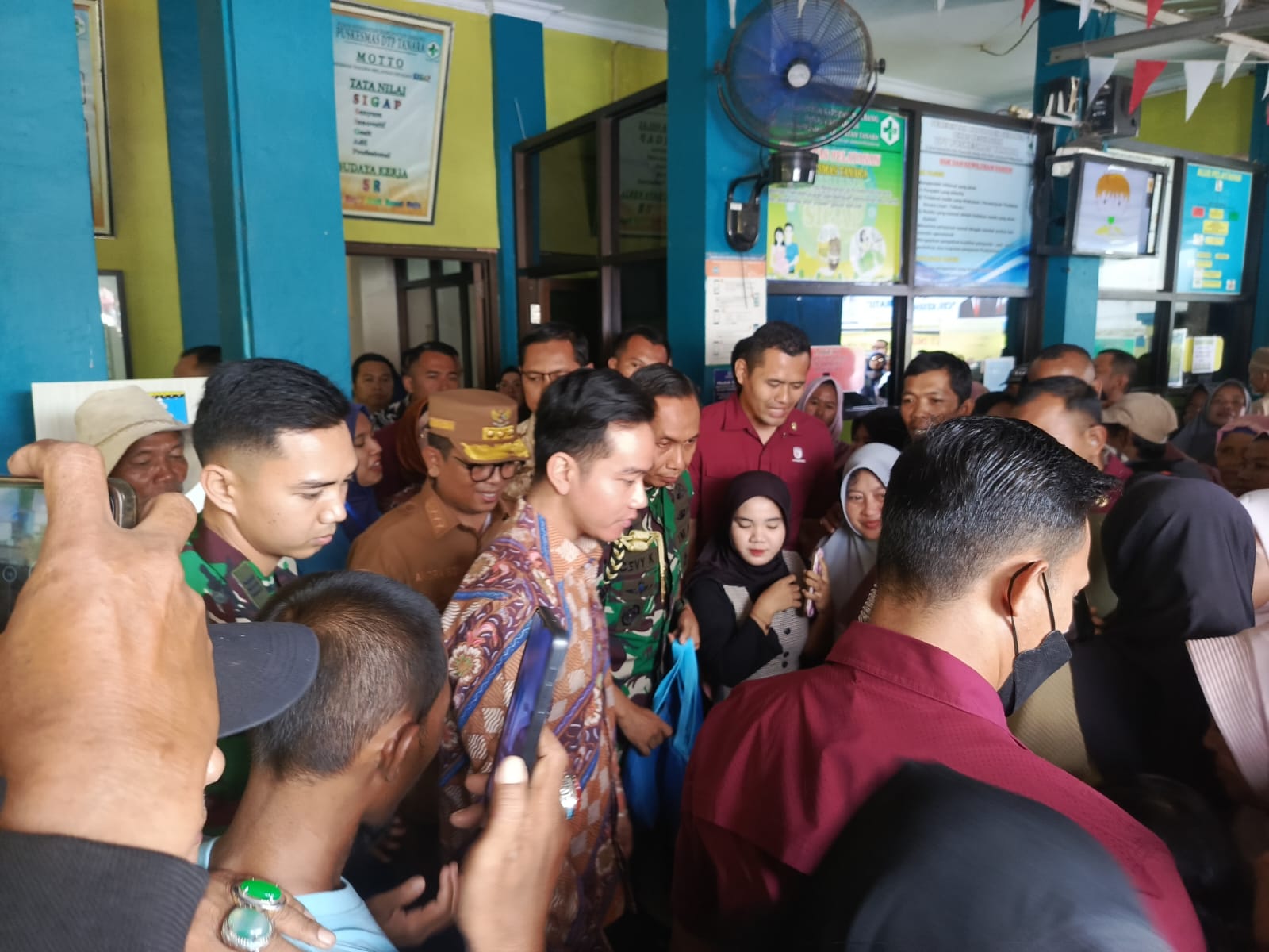 Kunjungi Puskesmas Tanara, Gibran Irit Bicara Hanya Beri Pesan Singkat