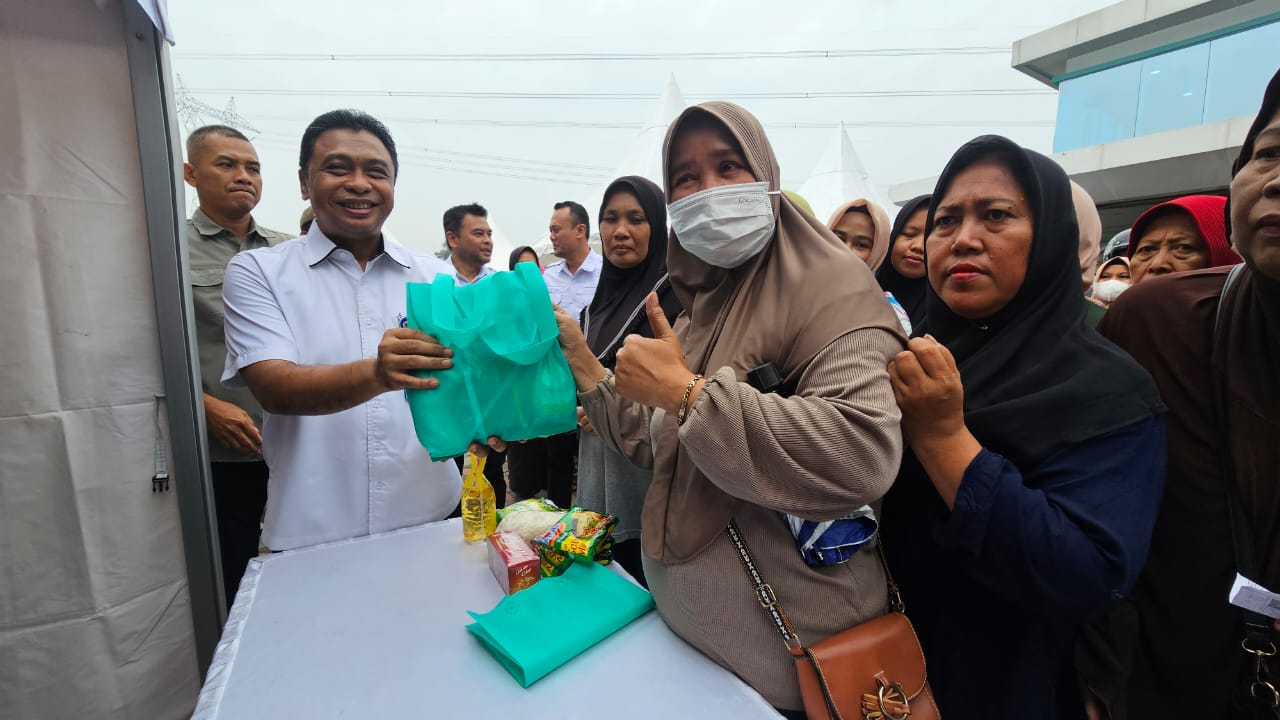 Bazar Sembako Murah di Kecamatan Setu Diserbu Warga