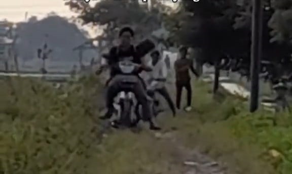 Waspada Saat Melintas, Jalan Desa Gunung Sari Rusak Parah
