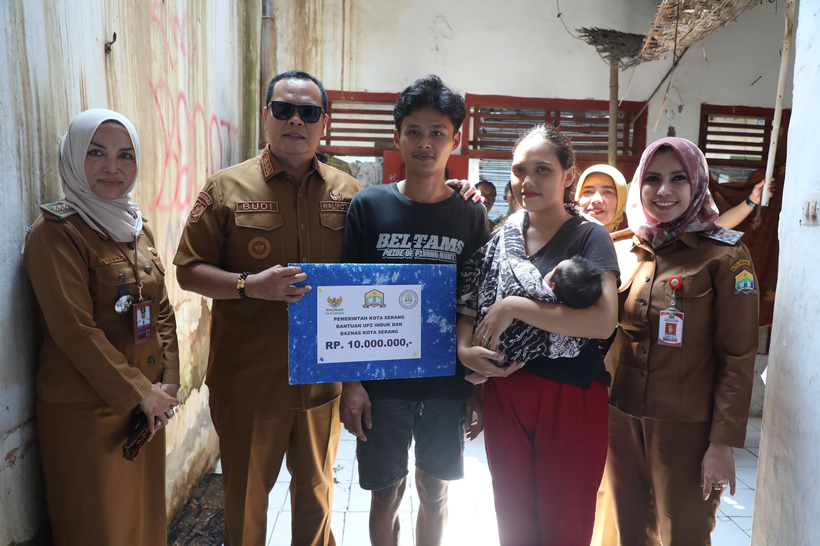 Wali Kota Budi Bantu Perbaiki Rumah Warga