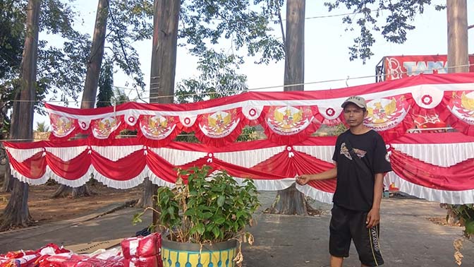 Pedagang Bendera yang Sepi Pembeli