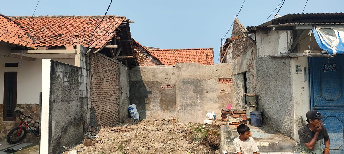 Rumah Nenek Renta Ambruk Diterjang Angin