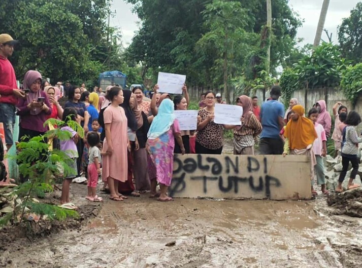 Jalan Rusak Tak Pernah Diperbaiki, Jalan ke TPST Dengung Diblokir Emak-Emak