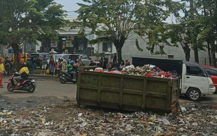 Masyarakat Terganggu Bau Tak Sedap Sampah di Stasiun Kota Serang