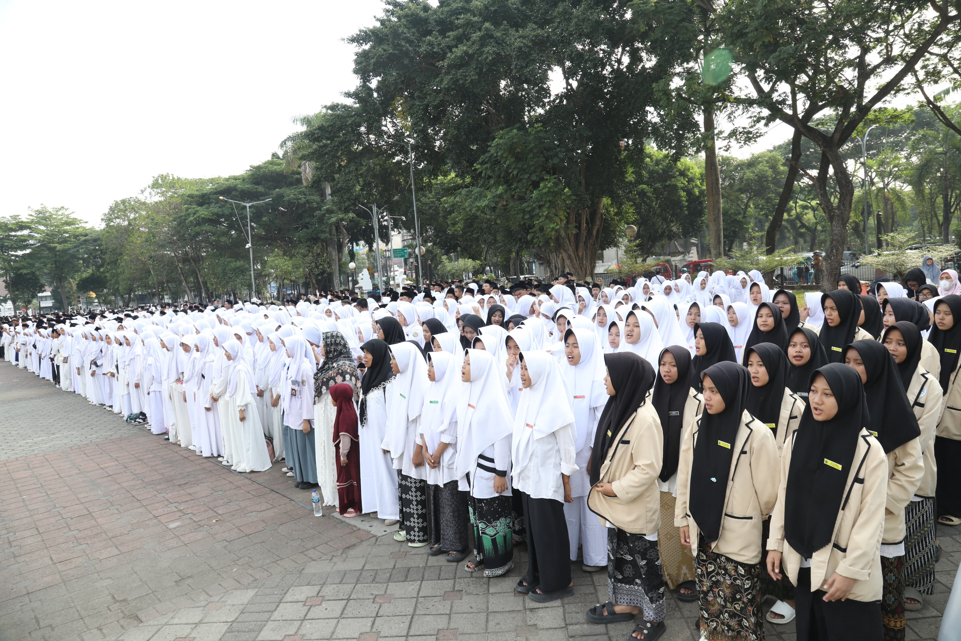 Ribuan Santri Peringati Hari Santri di Alun-Alun Barat Kota Serang