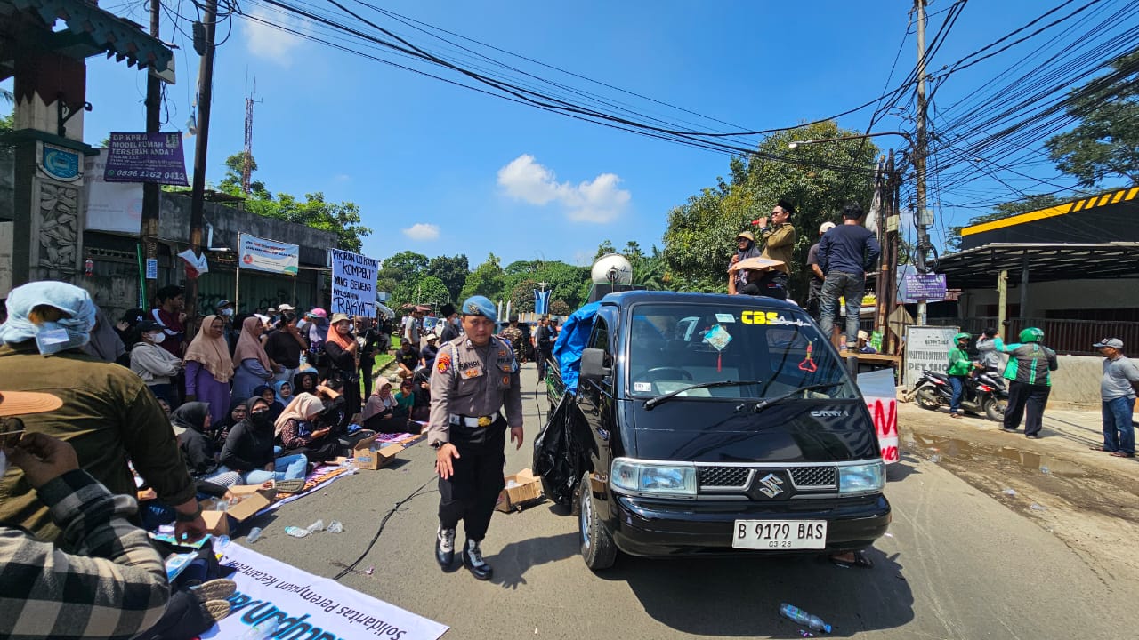 Jalan Puspiptek Ditutup, Warga Minta Kepala BRIN Dicopot 