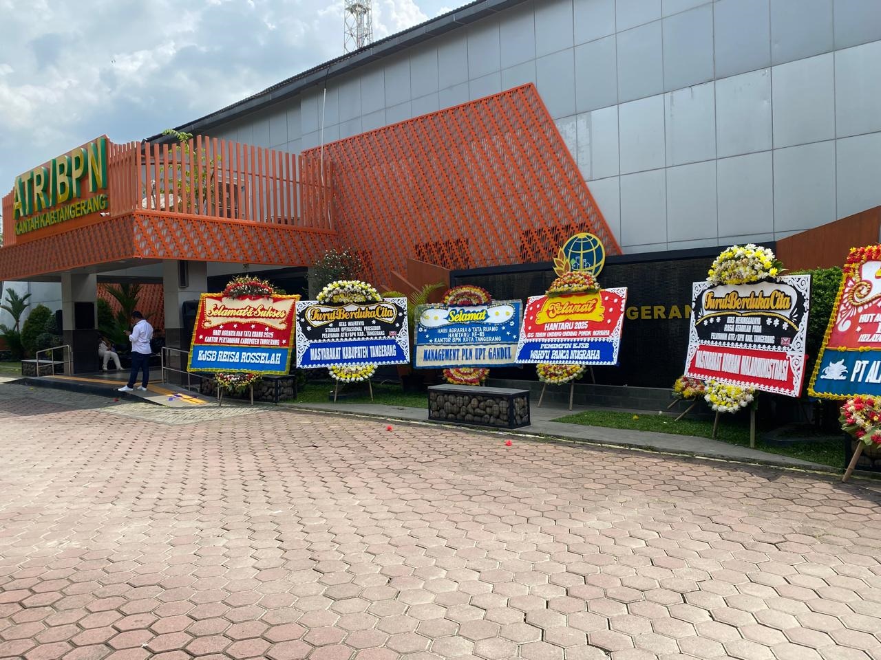 Kantor BPN Kabupaten Tangerang Dapat Karangan Bunga Duka Cita