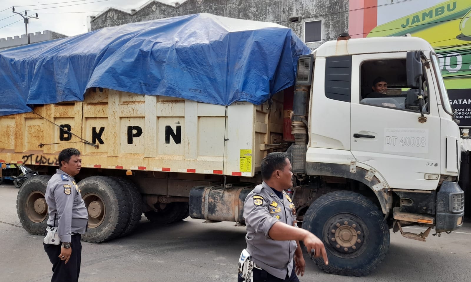 Dishub Kabupaten Tangerang dan Trantib Kecamatan Operasi Pengawasan Truk Tambang di Tugu Mauk