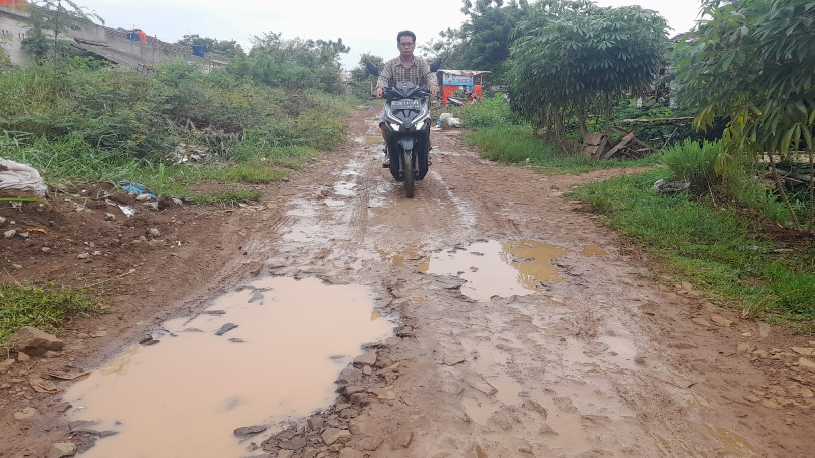 Jalan di Kabupaten Tangerang Ini Bak Kolam Bebek