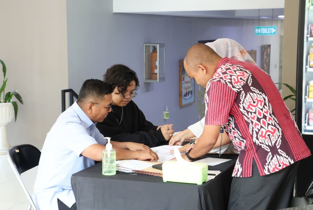 Gubernur Andra Antar Anak Ambil Rapor