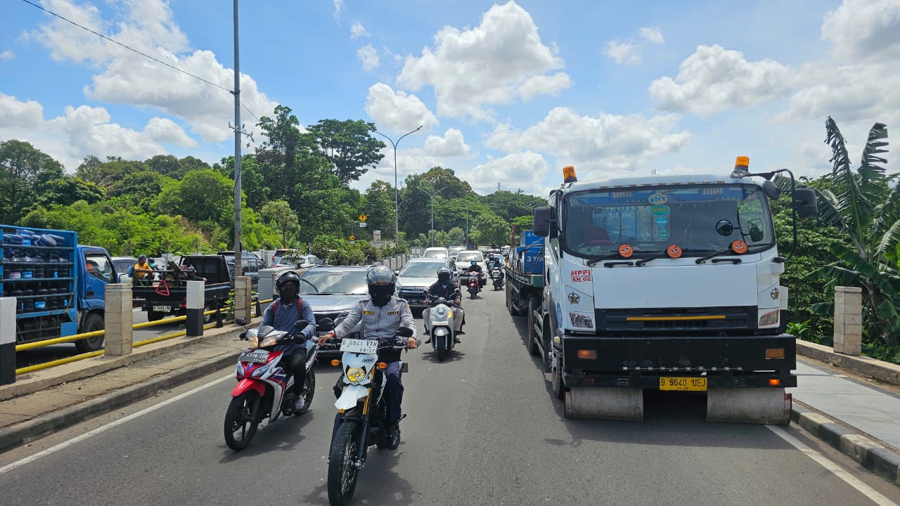 Kelebihan Muatan Truk Bermuatan Peralatan Alat Berat Tak Kuat Menanjak Di Jalan Ciater Serpong