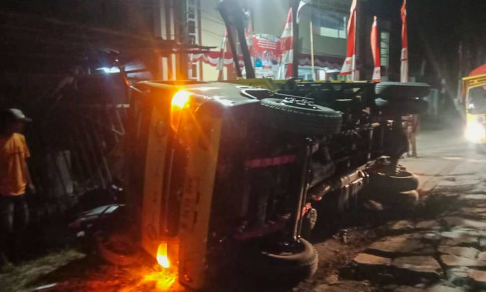 Truk Tanah Terguling, Timpa Motor Ketua BPD di Tangerang