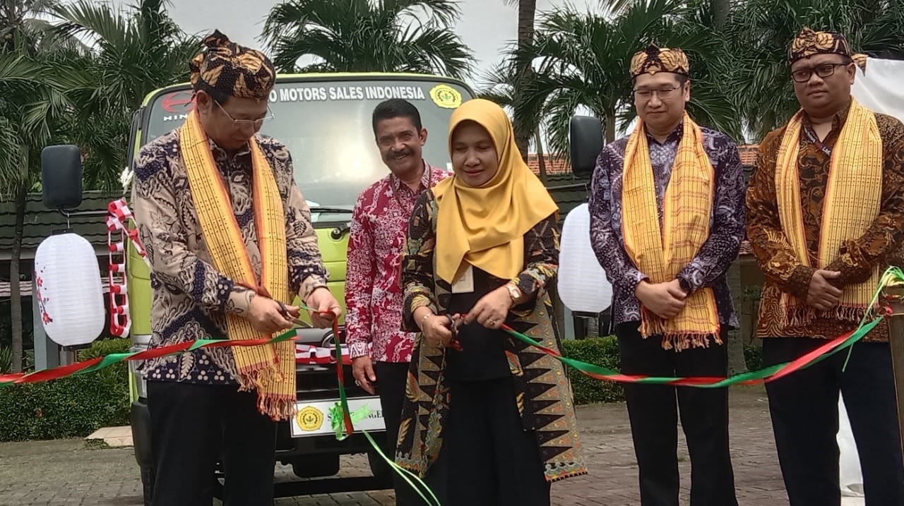 SMKN 2 Kota Tangerang Dapat Truk Hino untuk Praktik