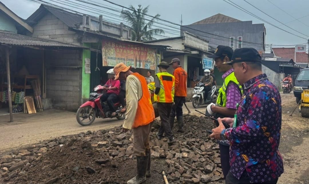 Camat Pakuhaji Pantau Pengurukan Jalan Rusak