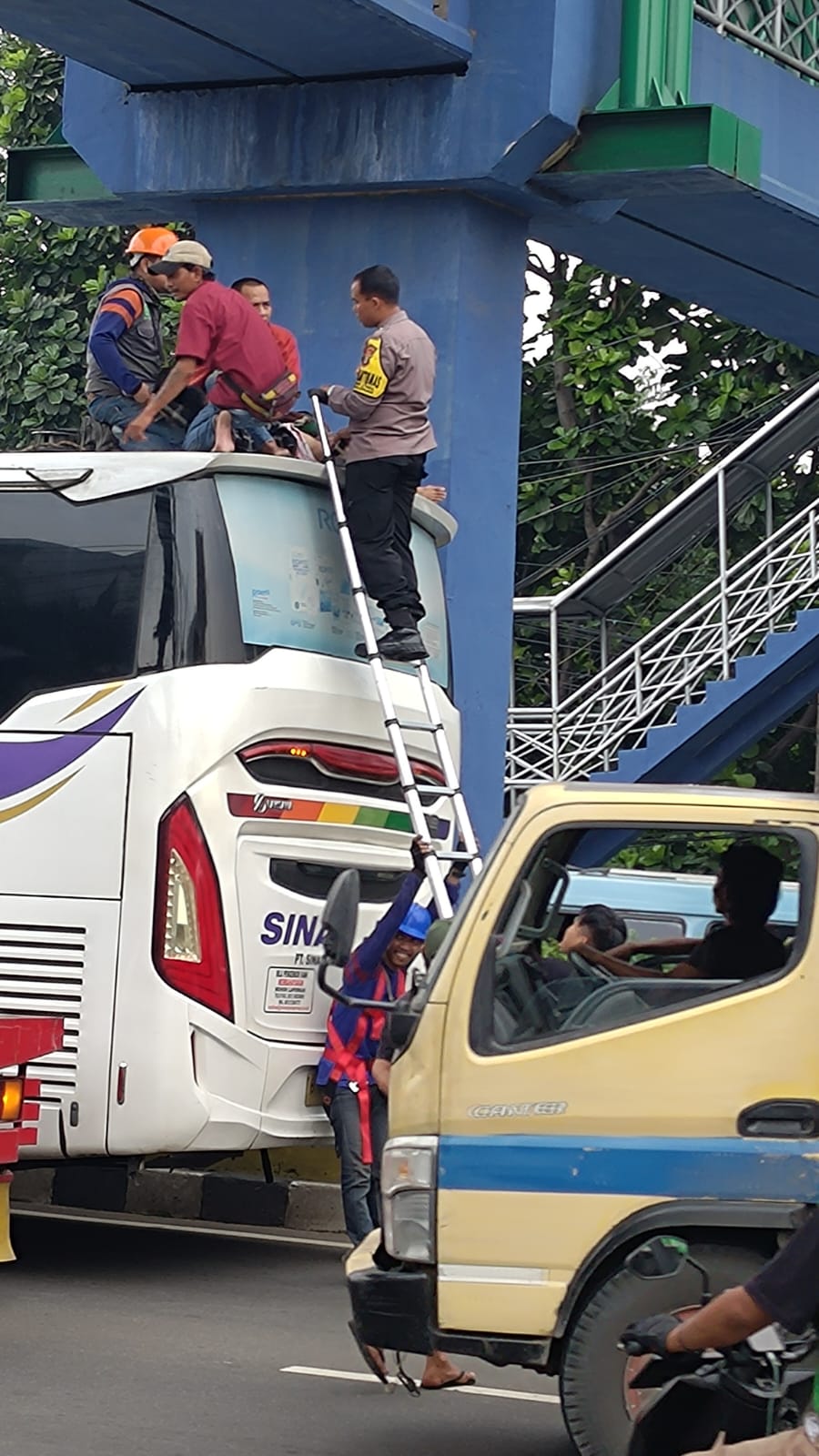 Gagal Bunuh Diri Dari JPO, Pria Asal Kalideres Jakarta Barat Jatuh di Atas Bus