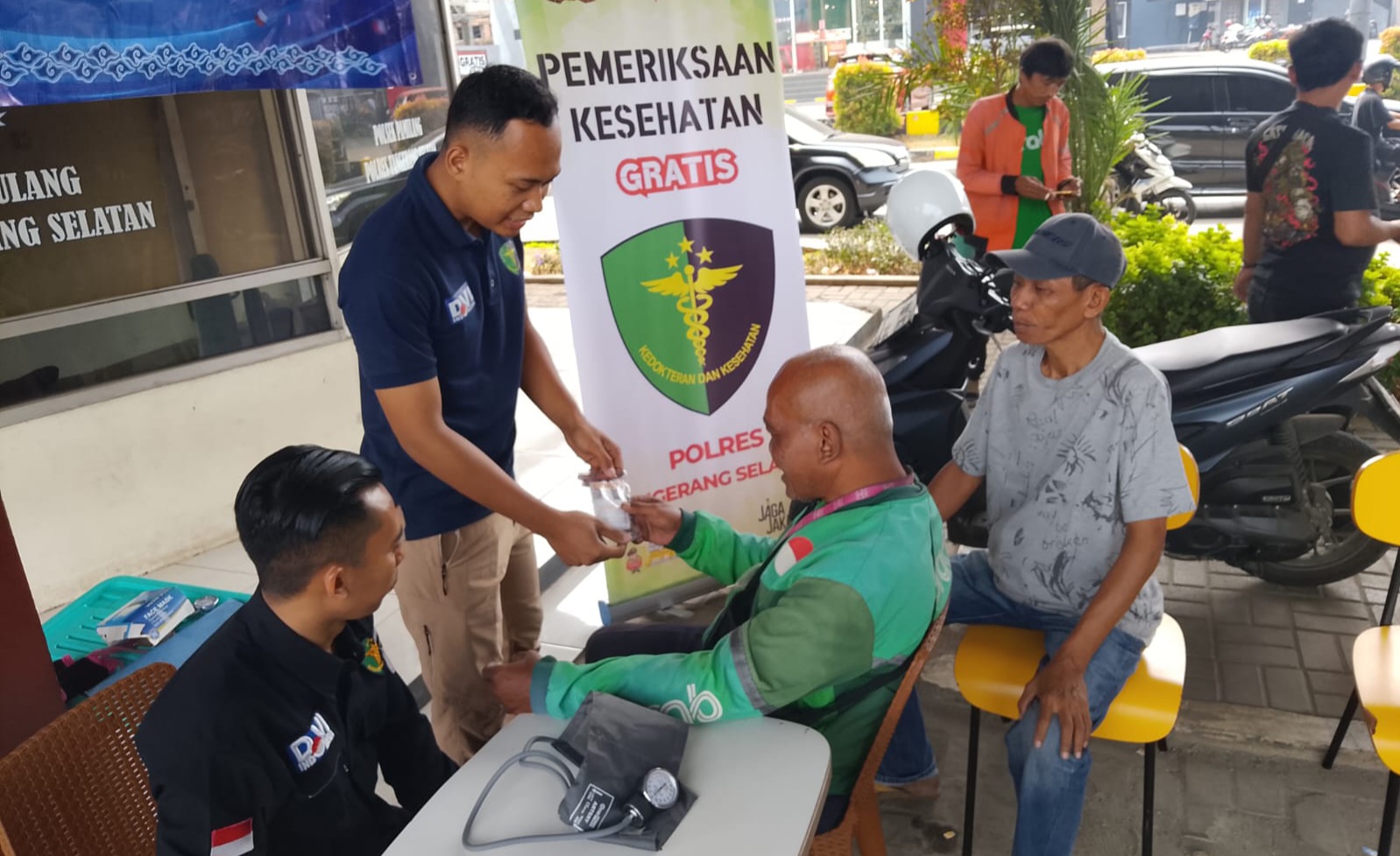 Polres Berikan Layanan Kesehatan Gratis Bagi Pengendara di Pamulang