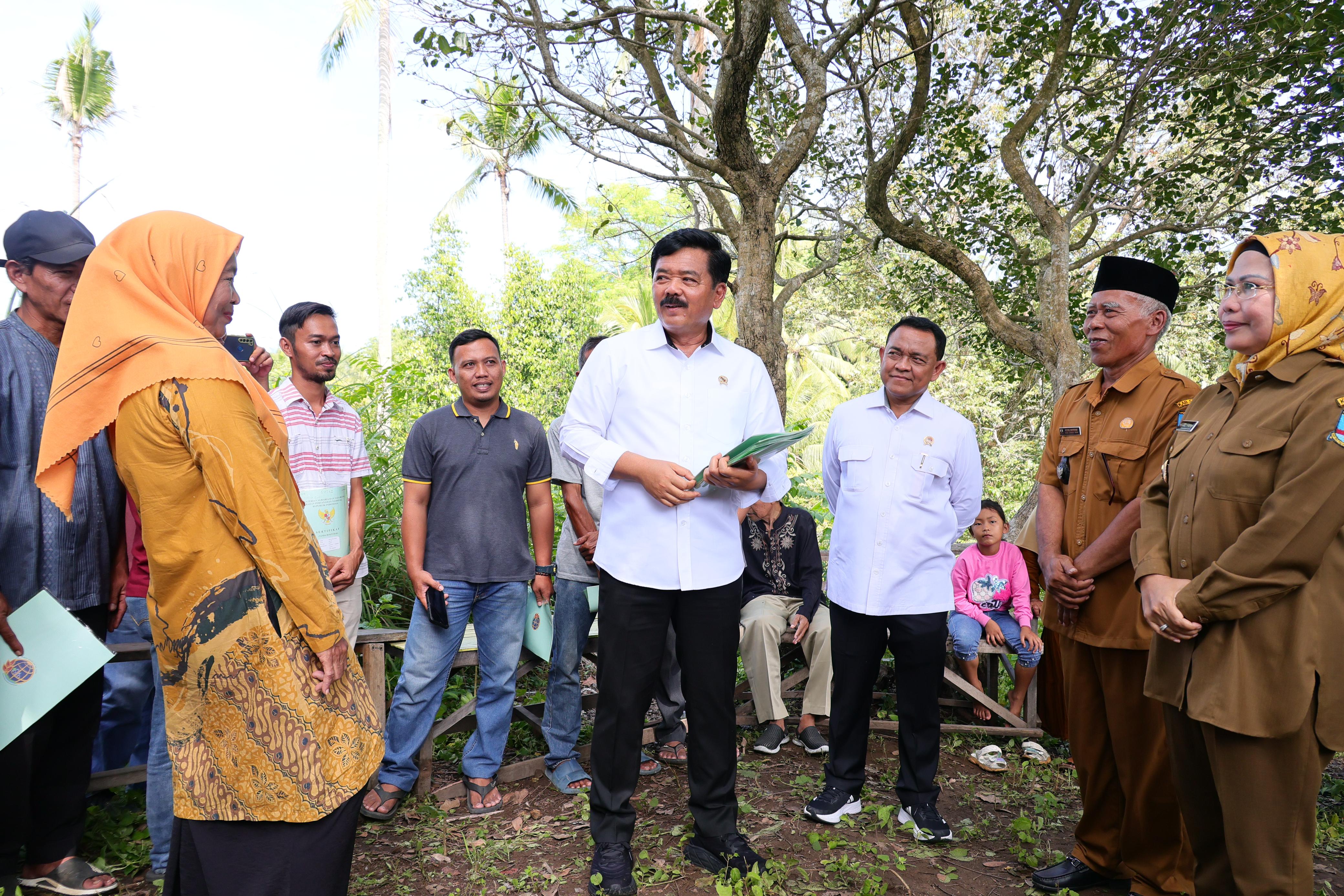 Kunjungi Serang, Menteri ATR/BPN Bagikan Sertifikat Tanah