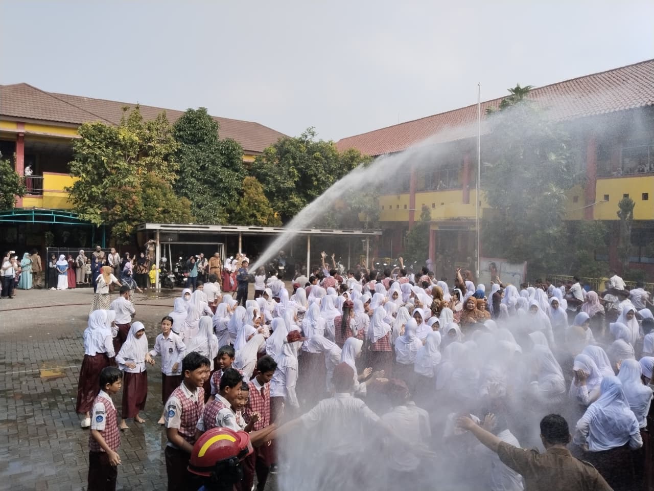 SDN Jurumudi 4 Panggil Damkar Rayakan Kelulusan Siswa