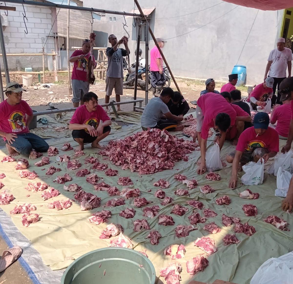 Rayakan Idul Adha, Warga di Poris Plawad Kompak Pakai Kaos Pink