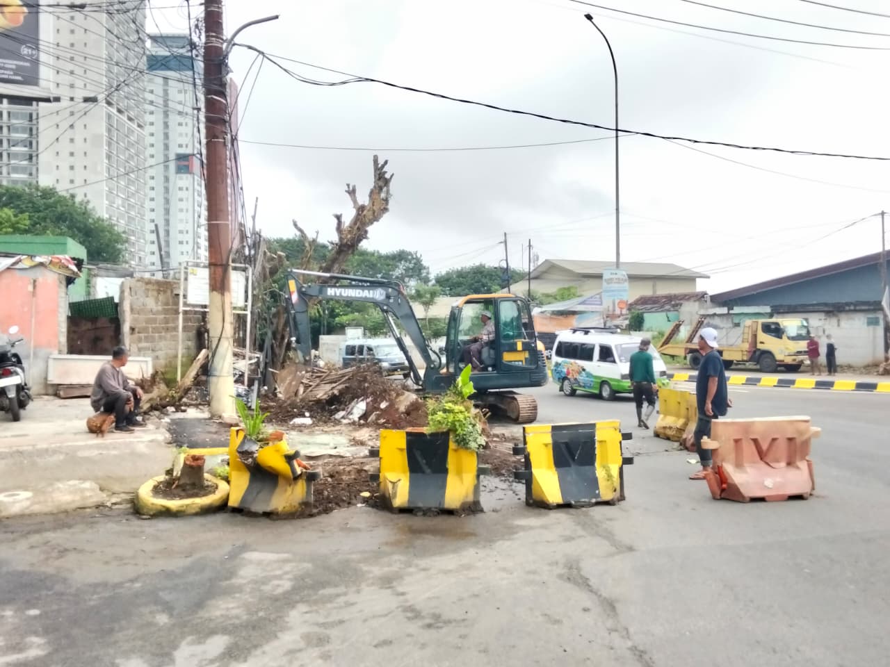 Warga Gotong Royong Lebarkan Jalan Menuju Pintu Tol Serbaraja