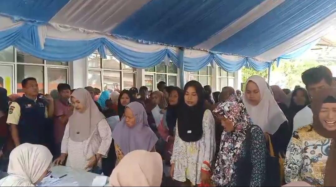 Ribuan Warga Terima BLT Rp900 Ribu