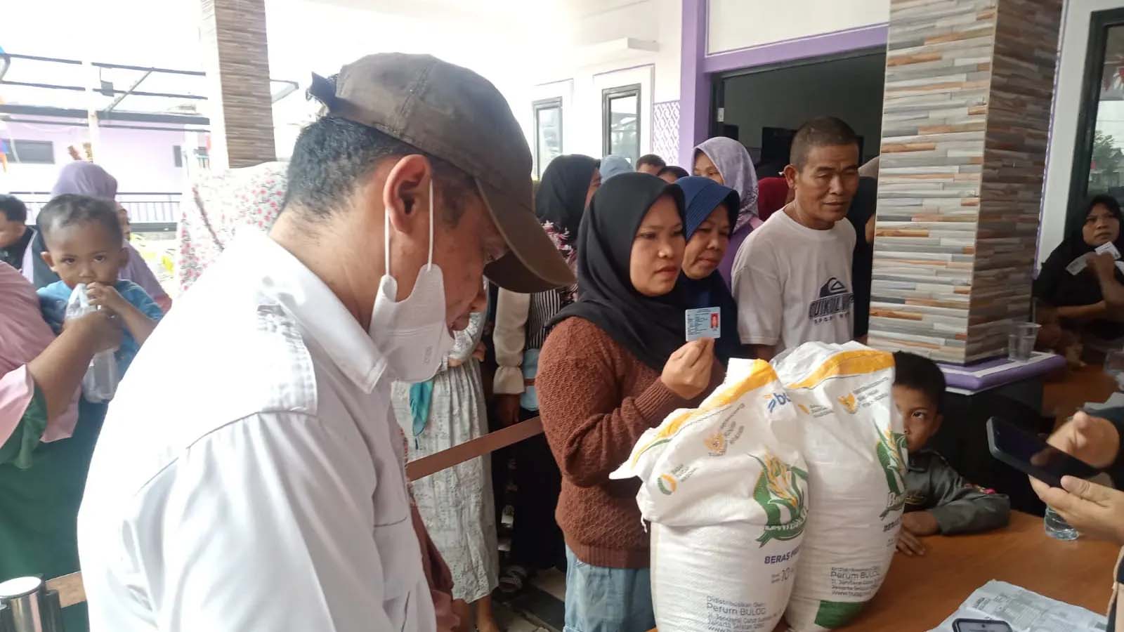 Tujuh Ton Beras Bansos untuk 351 KPM Disalurkan Pemdes Rawa Rengas