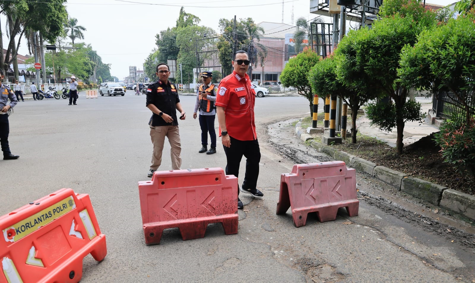 Dinilai Membahayakan, Budi Tutup Jalan Rusak di Alun-alun