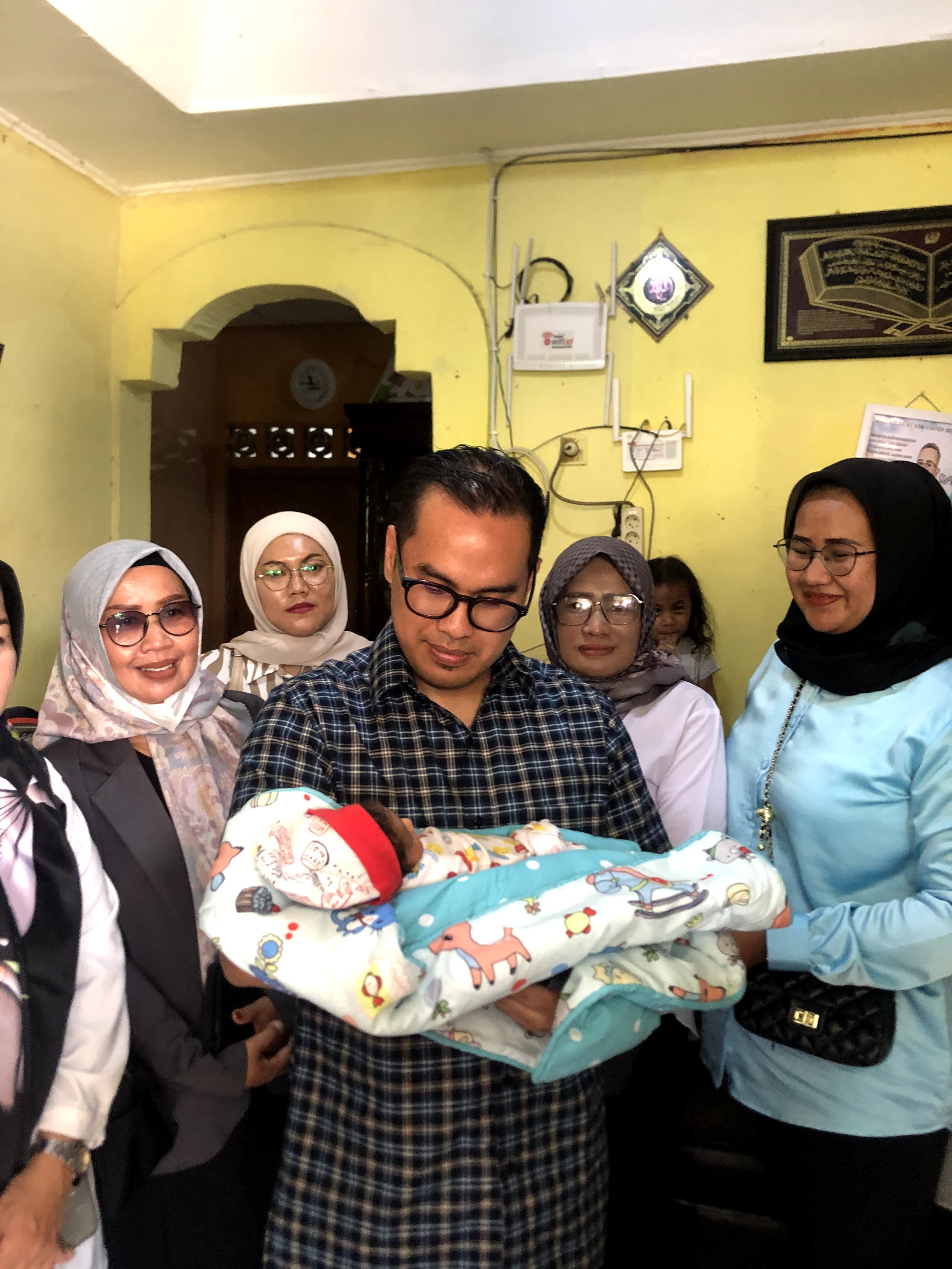 Tengok Bayi Yang Terlahir dari Ibu Seorang ODGJ, Pilar Berikan Nama Abdullah