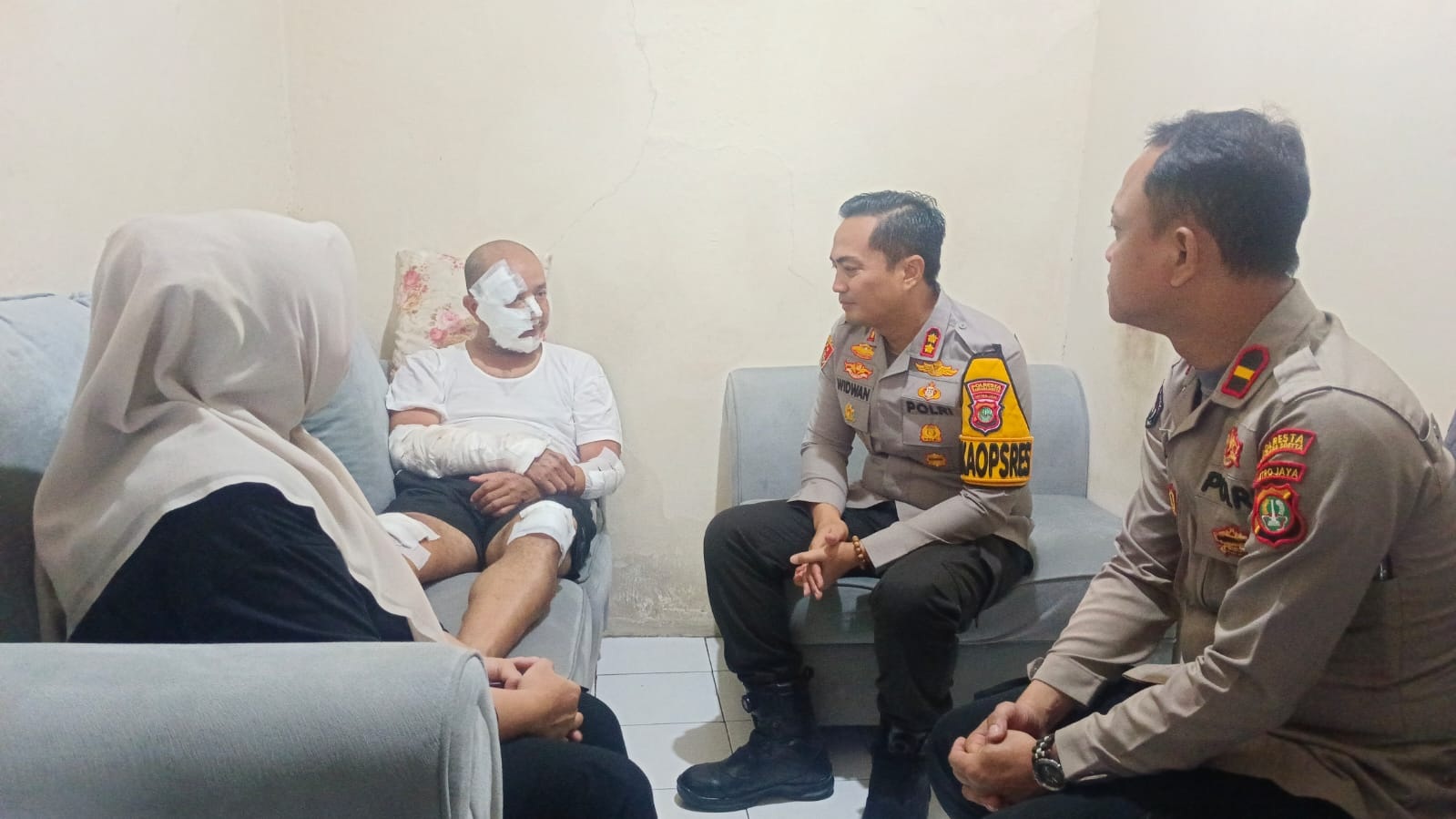 Peringati HPN, Jajaran Polres Bandara Soetta, Besuk Wartawan yang Mengalami Kecelakaan