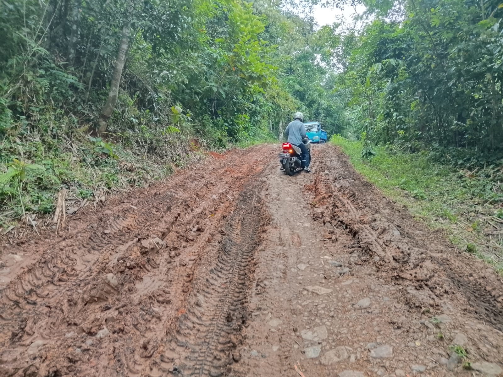 Tak Mampu Bangun Jalan Poros Desa Rusak, Pemdes Berharap Program Bang Andra Jadi Solusi