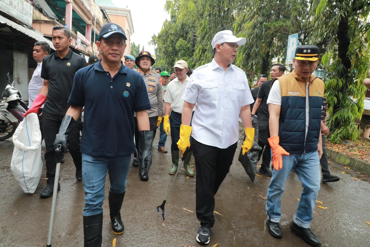 Menteri LH Bersih-Bersih di Royal Baroe dan Pasar Induk Rau