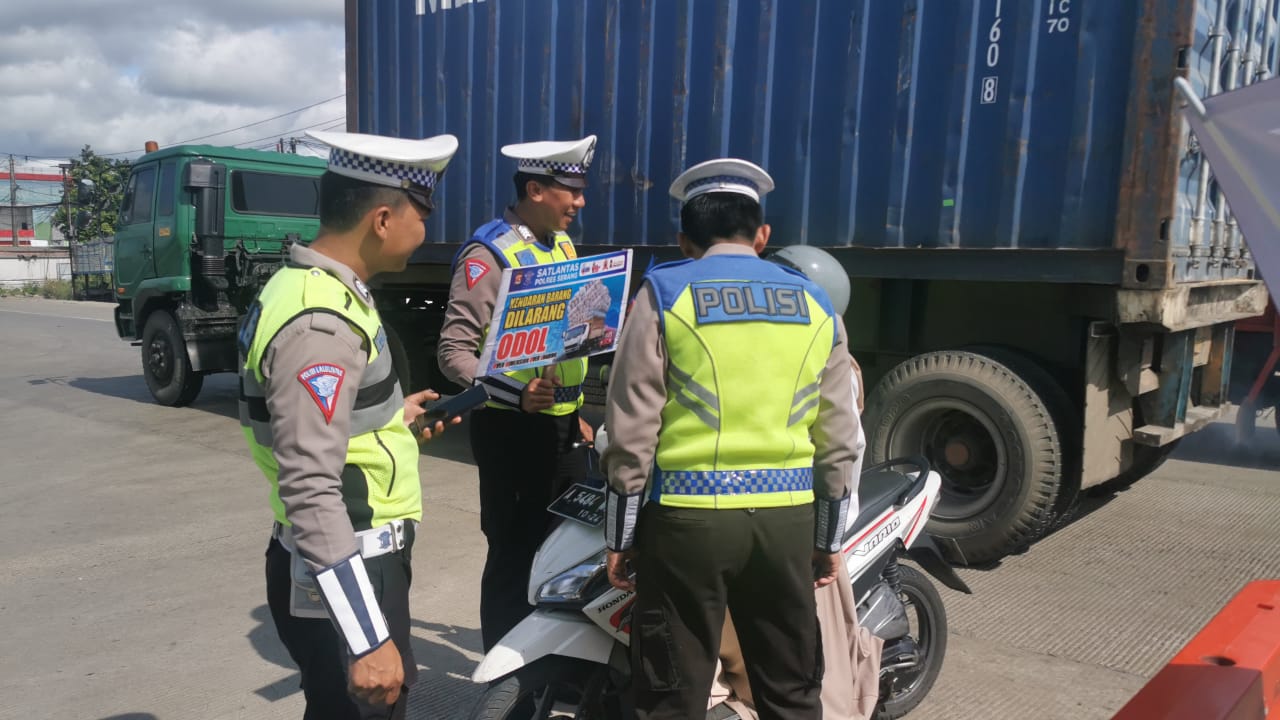 Laksanakan Operasi Keselamatan Maung, Pengendara Diberi Stiker dan Brosur