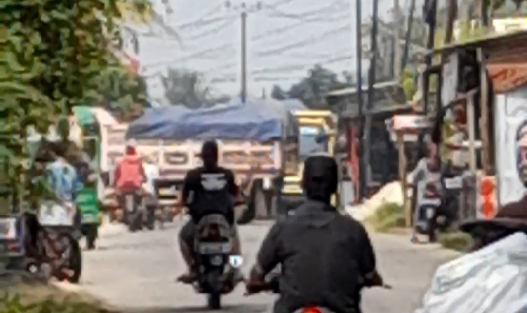 Warga Turun ke Jalan Tolak Dilintasi Truk Tanah Siang Hari di Tangerang