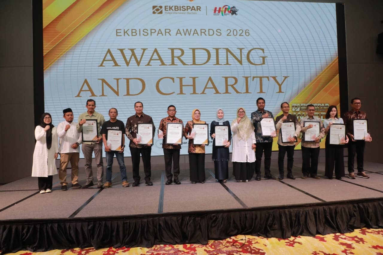 Pejabat dan Tokoh Diganjar Penghargaan