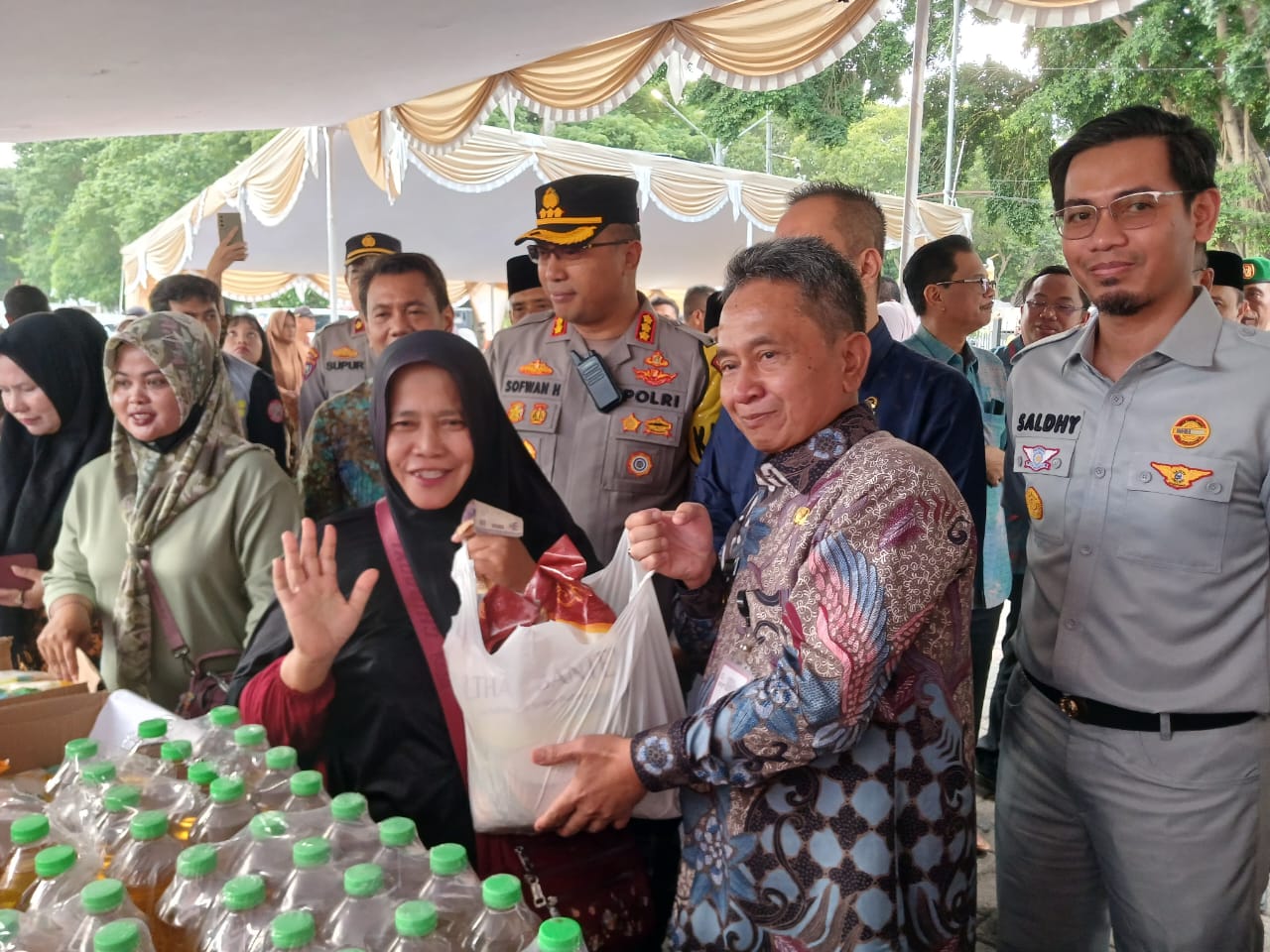 Warga Serbu Pasar Murah Ramadan di Alun-alun Barat Kota Serang 